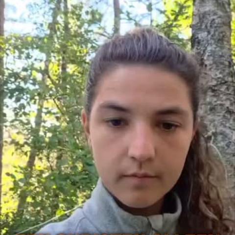 Videoboodschap 'Een christen alleen' van een jonge vrouw in het bos